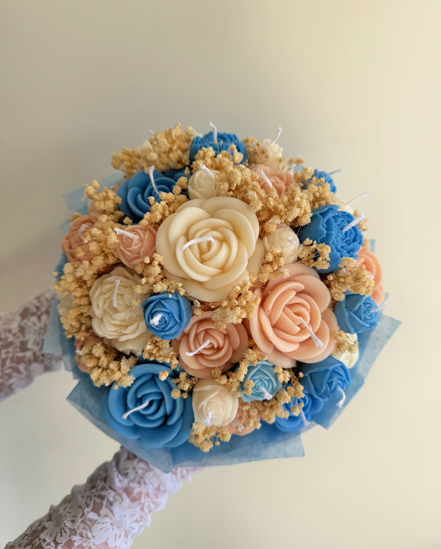 Bouquet de bougies dans une boîte en marbre