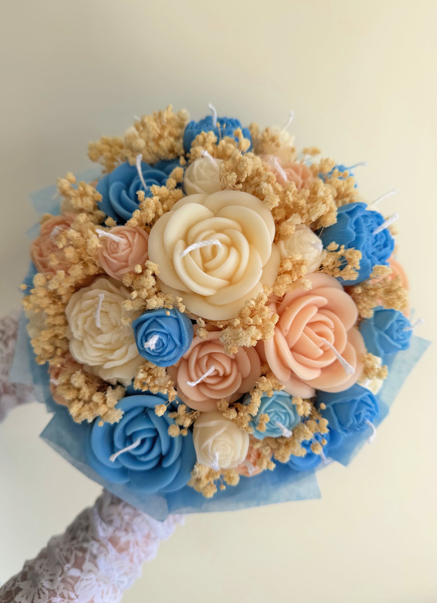 Bouquet de bougies dans une boîte en marbre